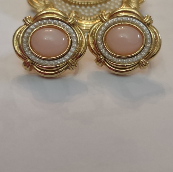 Vintage women's clip on earrings and brooch set REASONABLE OFFERS ACCEPTED - Picture 3 of 7